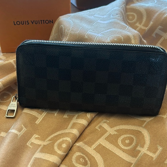 Louis Vuitton Handbags - Stunning Louis Vuitton Damier Zippy Long Wallet